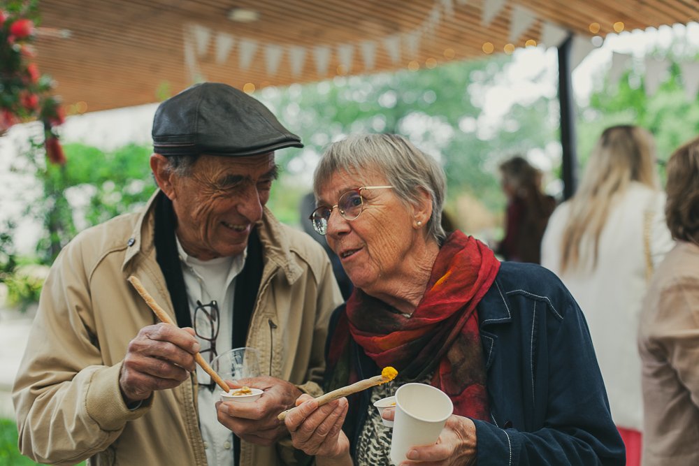 Jeunes amoureux au vin d'honneur. effet ancien